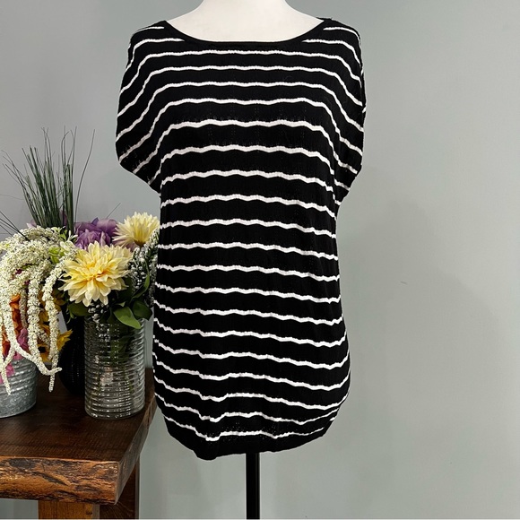 Loft Petites T-Shirt - Picture 2 of 10